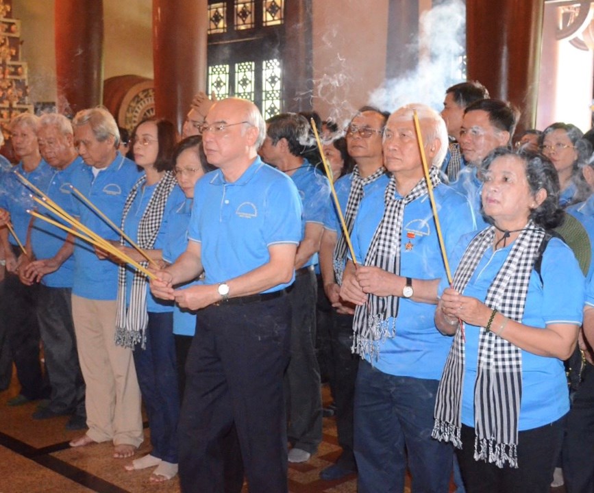 Trưởng ban Tuyên giáo Thành ủy TP Phan Nguyễn Như Khuê cùng đoàn đại biểu dâng hương tưởng niệm các anh hùng liệt sĩ tại Đền Bến Dược – Củ Chi. Ảnh: Long Hồ