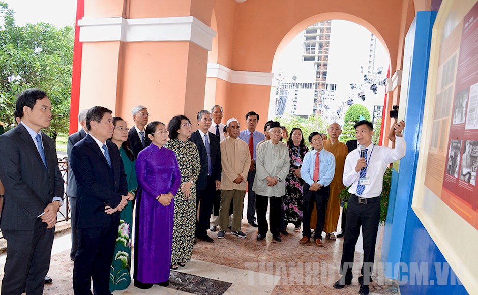 Các đại biểu xem triển lãm chuyên đề “Hành trình vươn tới những ước mơ - 50 năm thực hiện Di chúc của Chủ tịch Hồ Chí Minh (1969 - 2019 )” do Bảo tàng Hồ Chí Minh phối hợp với Bảo tàng Hồ Chí Minh - chi nhánh TPHCM tổ chức thực hiện