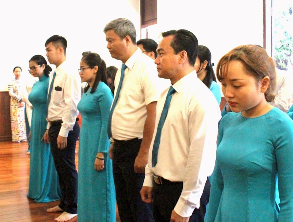 Các đại biểu thực hiện nghi thức dâng hương tưởng niệm Chủ tịch Hồ Chí Minh tại Bảo tàng Hồ Chí Minh – Chi nhánh TPHCM