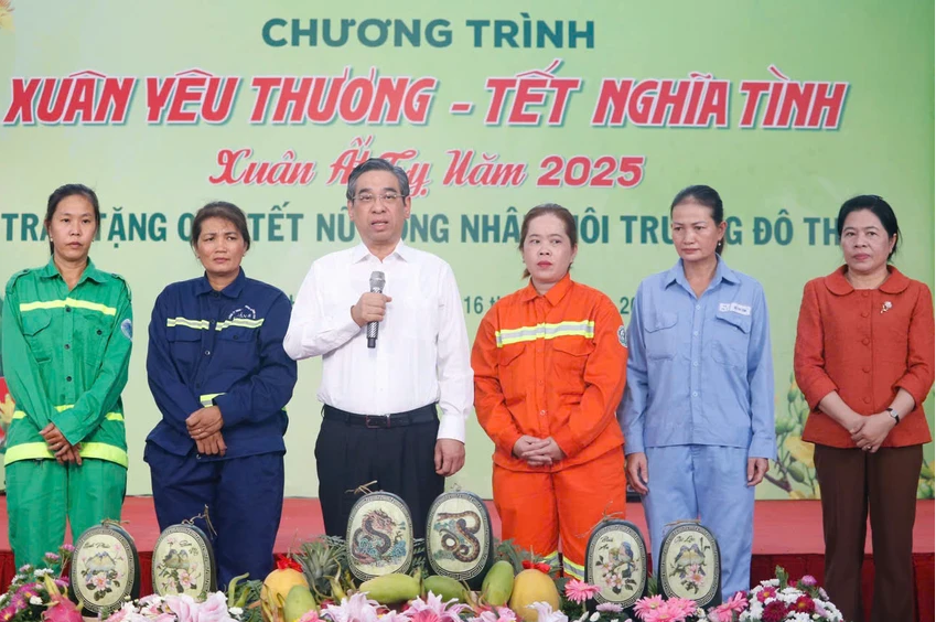 Ông Nguyễn Phước Lộc, Phó Bí thư Thành ủy, Chủ tịch Ủy ban MTTQ Việt Nam TP.HCM phát biểu tại chương trình. Ảnh: HỒNG THẮM