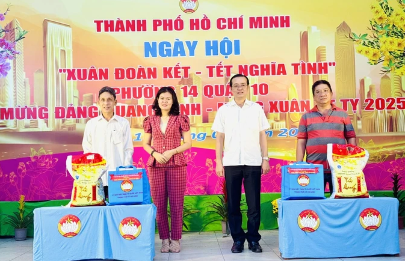 Bí thư Quận ủy quận 10 Lê Văn Minh và Trưởng Ban Phong trào Ủy ban MTTQ Việt Nam TPHCM Dương Thị Huyền Trâm trao quà cho người dân tại chương trình. Ảnh: CHÍ THẠCH