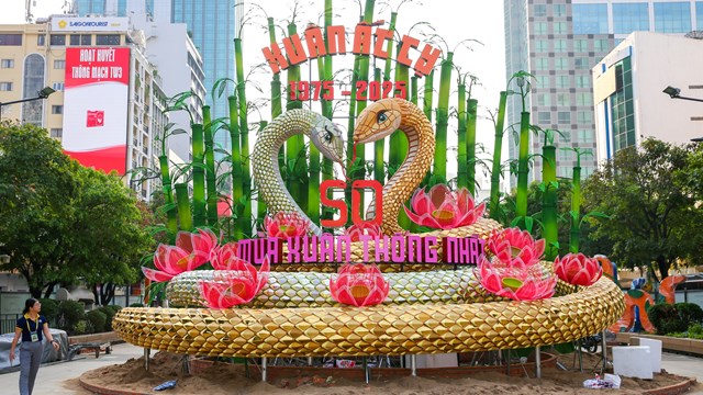 Cận cảnh đôi linh vật rắn khổng lồ trên Đường hoa Nguyễn Huệ