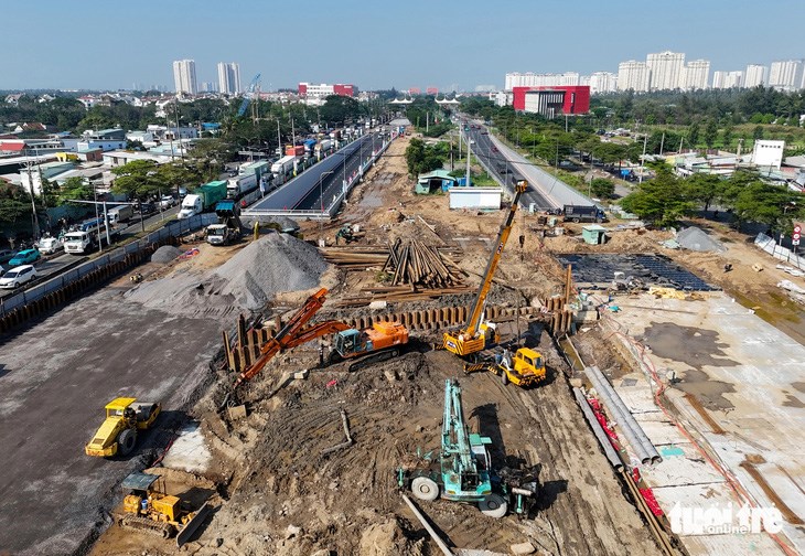 Các đơn vị đang cấp tập làm những phần việc cuối cùng ở dự án hầm chui Nguyễn Văn Linh - Ảnh: CHÂU TUẤN