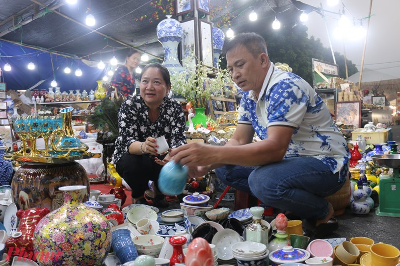 Người dân cho biết, phố thương mại - dịch vụ có đa dạng các mặt hàng từ bàn ghế, chén bát, đồ ăn... giá cả hợp lý, phù hợp với kinh tế của nhiều gia đình.