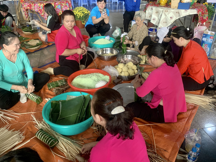 Không khí thi gói bánh tét rộn ràng ở các đội thi. Trong hình là đội thi quận Tân Phú - Ảnh: HOÀI PHƯƠNG