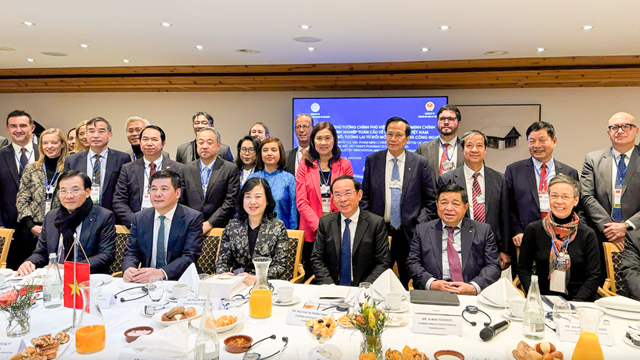 Bí thư Thành ủy TP HCM Nguyễn Văn Nên phát biểu tại tọa đàm về dược phẩm bên lề WEF Davos 2025