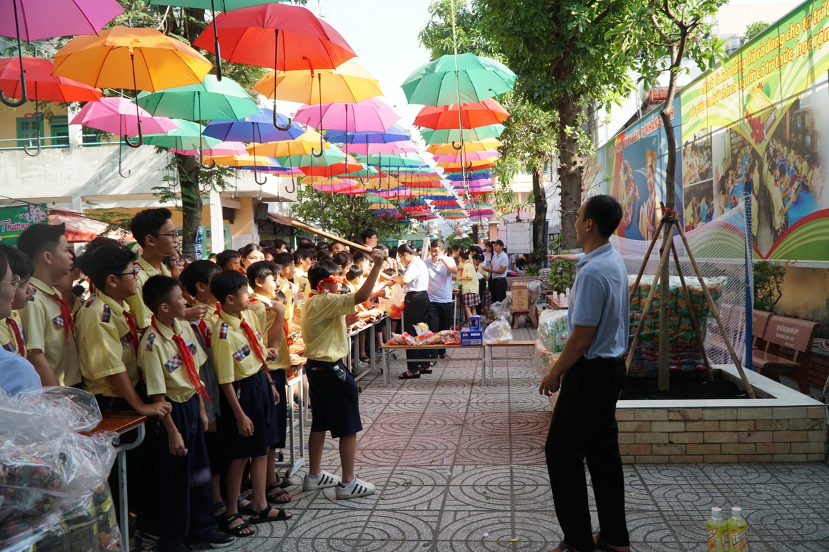 Học sinh tham gia trò chơi dân gian. 