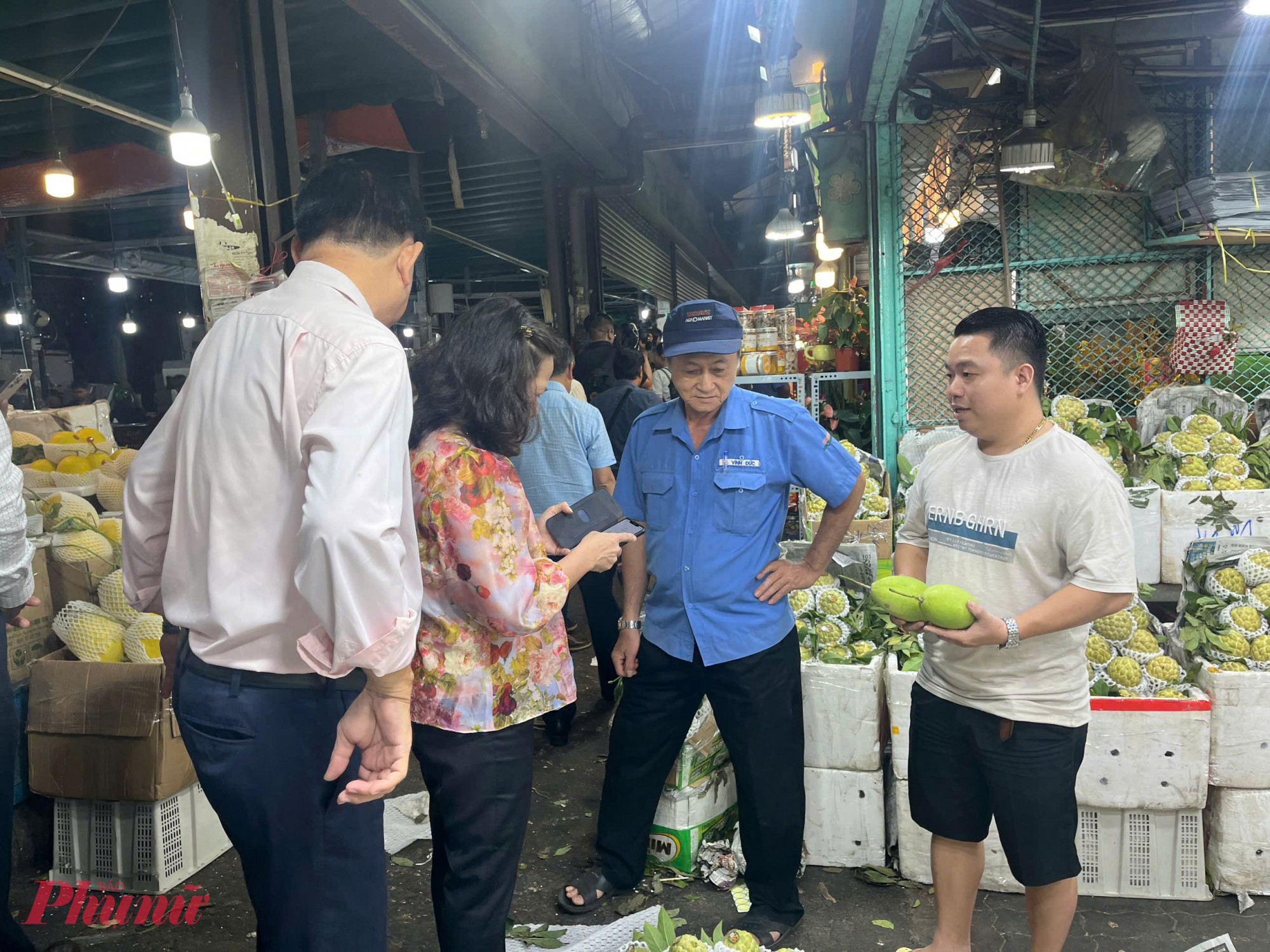 Đoàn khảo sát trao đổi về công tác chuẩn bị hàng hóa với tiểu thương tại chợ đầu mối nông sản Thủ Đức