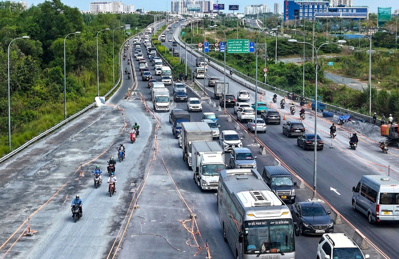 Nút giao An Phú, đường dẫn cao tốc TP.HCM - Long Thành - Dầu Giây những ngày này thường xuyên ùn ứ - Ảnh: C.TUẤN