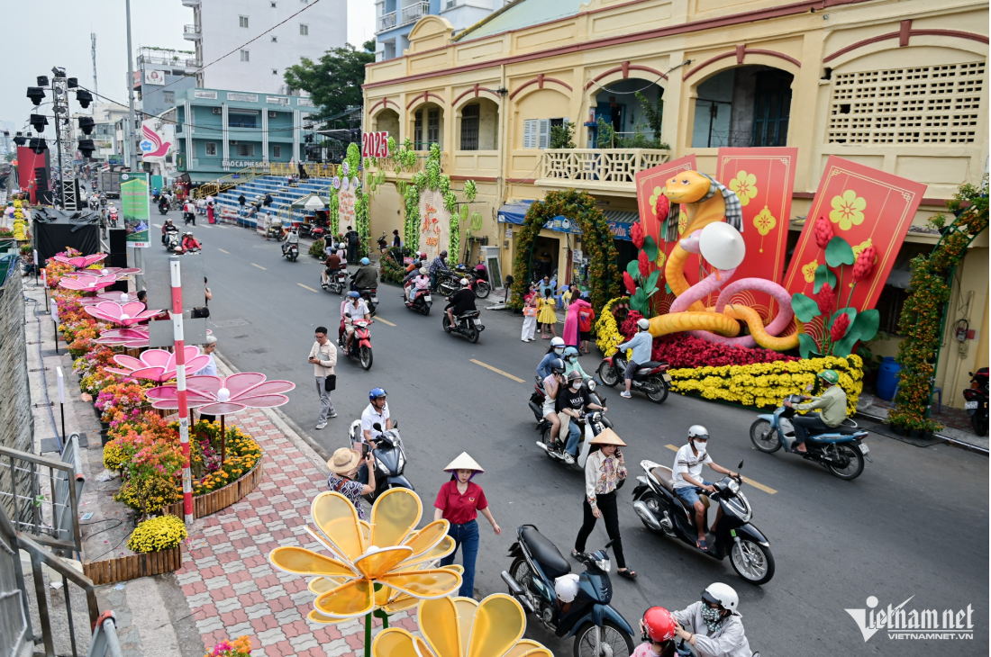 Ngoài các gian hàng bán hoa Tết, khu vực trên bến năm nay được bài trí nhiều hoa với hình ảnh linh vật rắn đội nón lá, quấn khăn rằn tạo không gian tham quan, check in thú vị cho du khách.