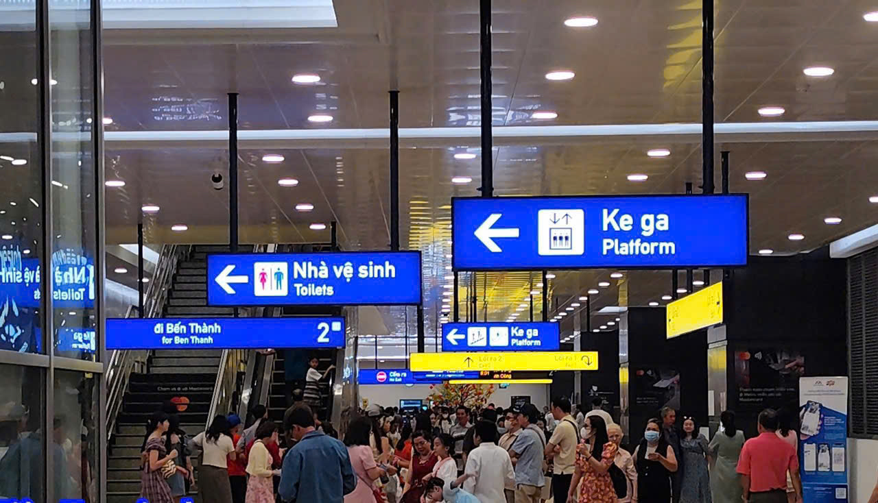 Đông đảo hành khách đi metro ngày đầu năm mới Ất Tỵ. Ảnh: HURC1  