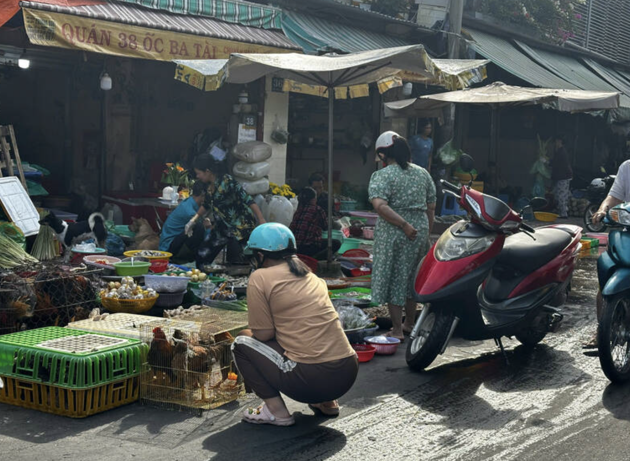 Các chợ truyền thống cũng phục vụ khách hàng trở lại. Ảnh: Ngọc Lê