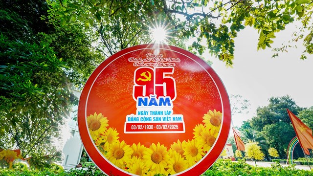 TPHCM rực rỡ cờ hoa mừng Đảng, mừng Xuân