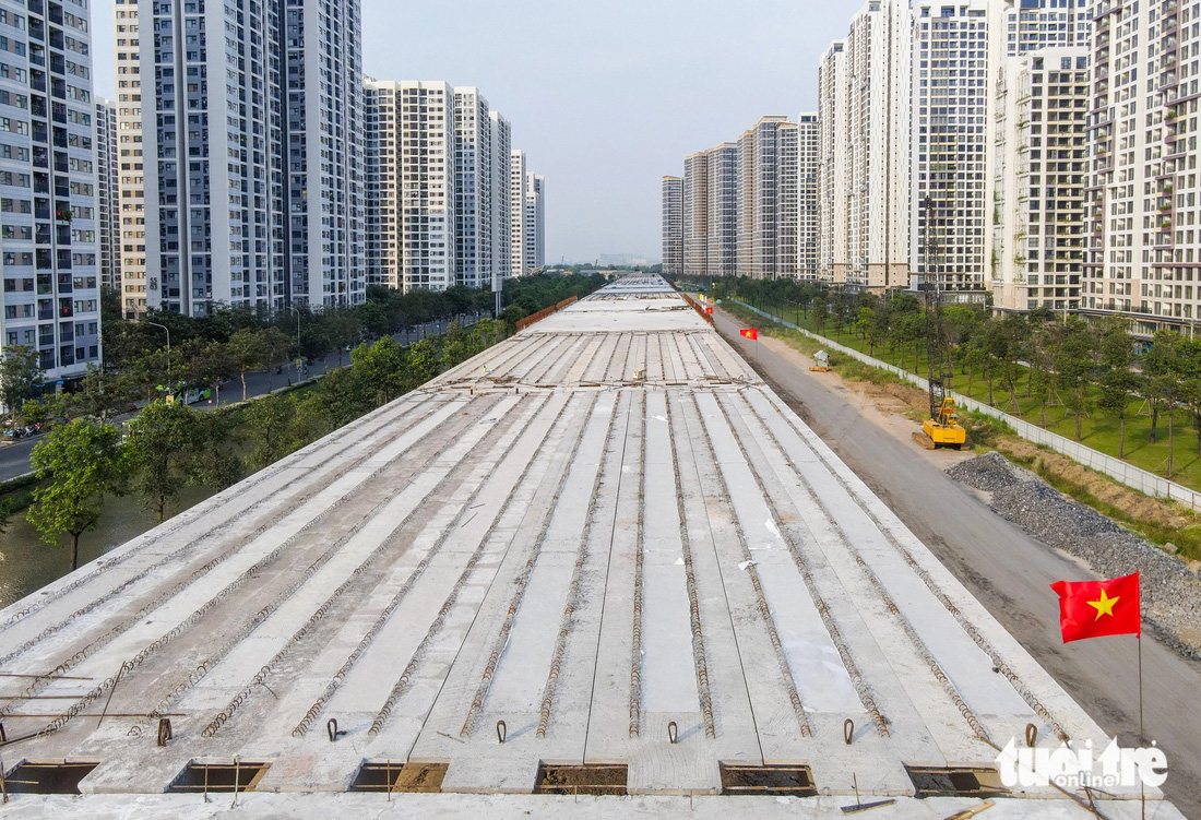Nhìn từ trên cao, đoạn đường vành đai 3 TP.HCM - đường trên cao đi qua khu vực Vinhomes Grand Park (TP Thủ Đức) đã hoàn thành nhiều hạng mục chính - Ảnh: CHÂU TUẤN