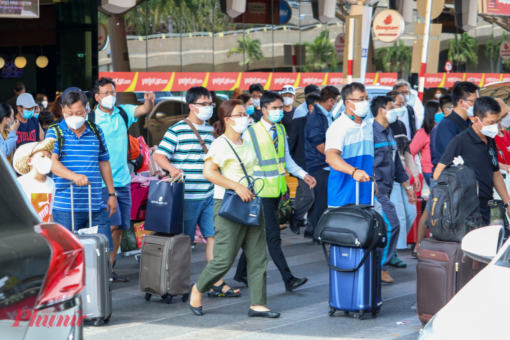 Theo một số nhân viên tại sân bay, tại khu vực ga đến quốc nội sân bay Tân Sơn Nhất, có nhiều hành khách xếp hàng chờ đợi trả hành lý tại băng chuyền ngay từ những chuyến bay sáng sớm; trong khi đó, ga đi trong nước của các hãng hàng không khá vắng vẻ.