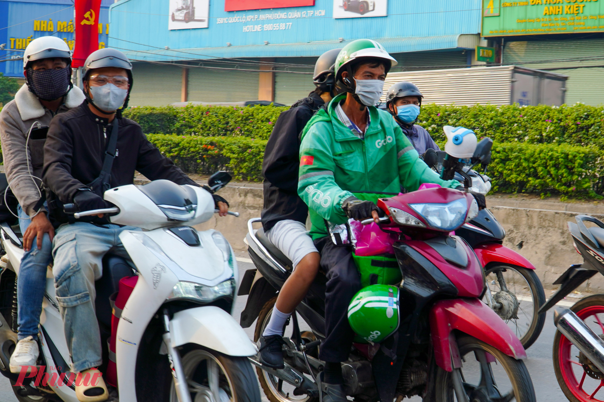 So với năm ngoái, lượng phương tiện, người từ các tỉnh miền Tây về lại TPHCM tuy có tăng nhưng ít xảy ra cảnh ùn tắc cục bộ.