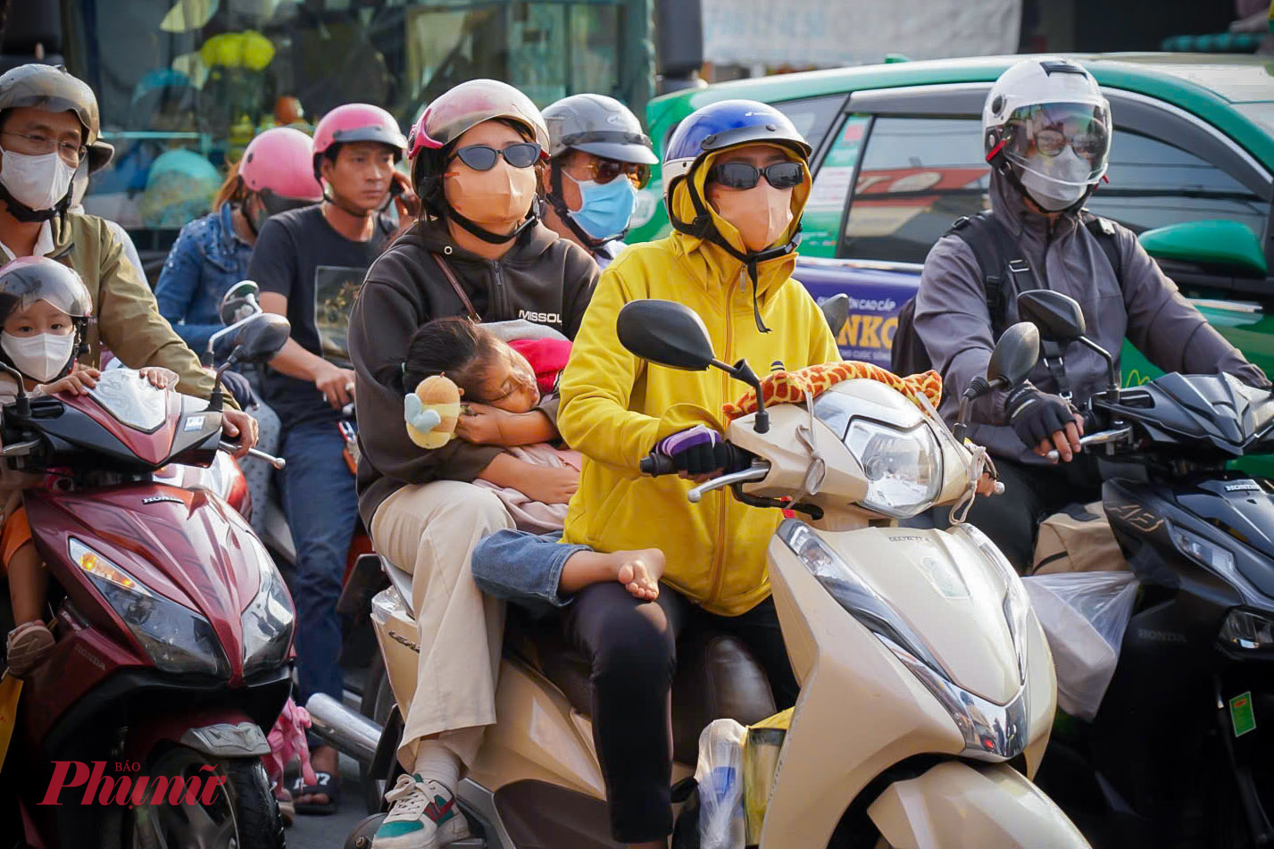 Theo một số người dân, do tài chính có hạn trong khi từ quê lên thành phố cũng rất gần nên họ quyết định di chuyển bằng xe máy để tiết kiệm thay vì mua vé tàu xe, vé máy bay.