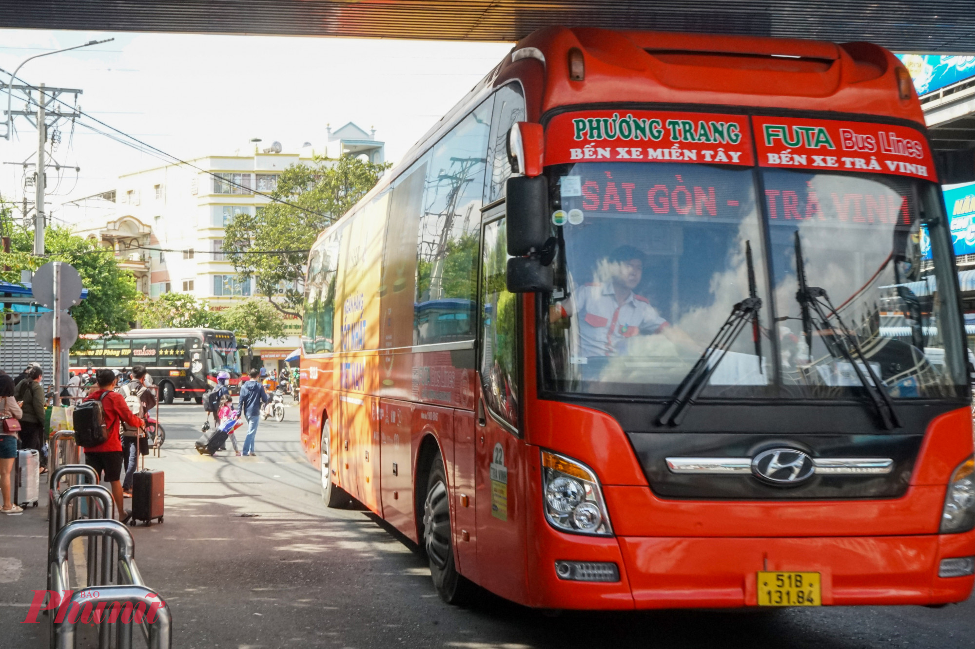 Ở Bến xe Miền Tây, lượng xe khách vào bến bắt đầu tăng dần. Dự báo trong hôm nay, bến xe sẽ tập trung lượng xe đổ về cao hơn vào buổi tối và rạng sáng 2/2.