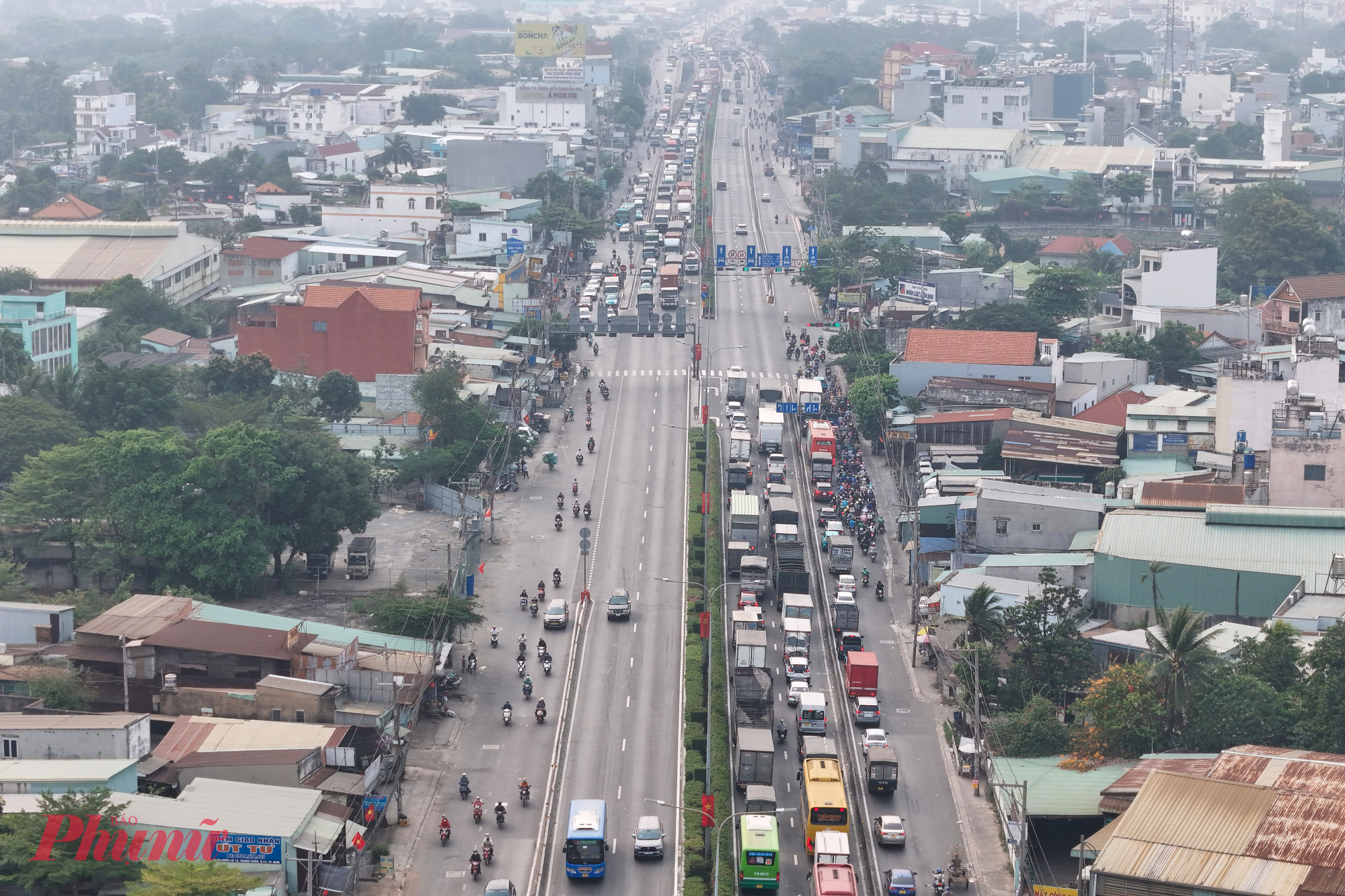 Tại cửa ngõ phía đông, đoạn qua nút giao Tô Ngọc Vân - Quốc lộ 1A (quận 12) dòng phương tiện đổ về TPHCM cũng đang dần tăng cao.