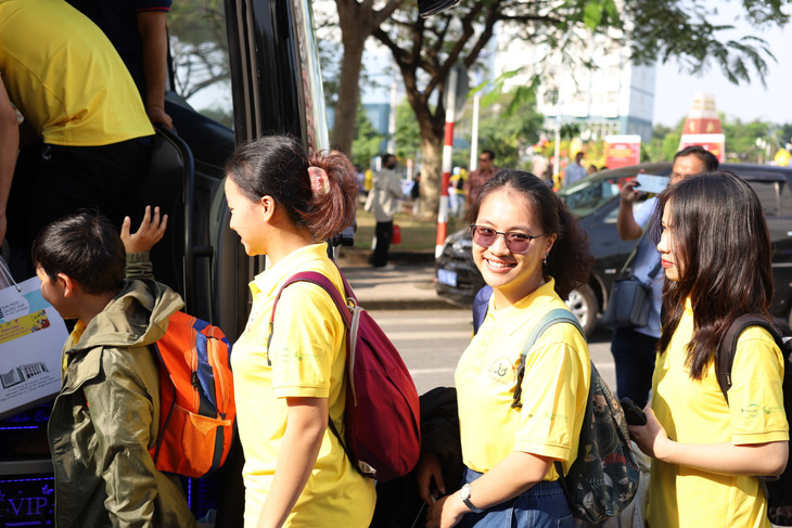 Sinh viên Đại học Quốc gia TP.HCM trên chuyến xe Hành trình Mùa xuân về quê ăn Tết năm 2025 - Ảnh: TRỌNG NHÂN