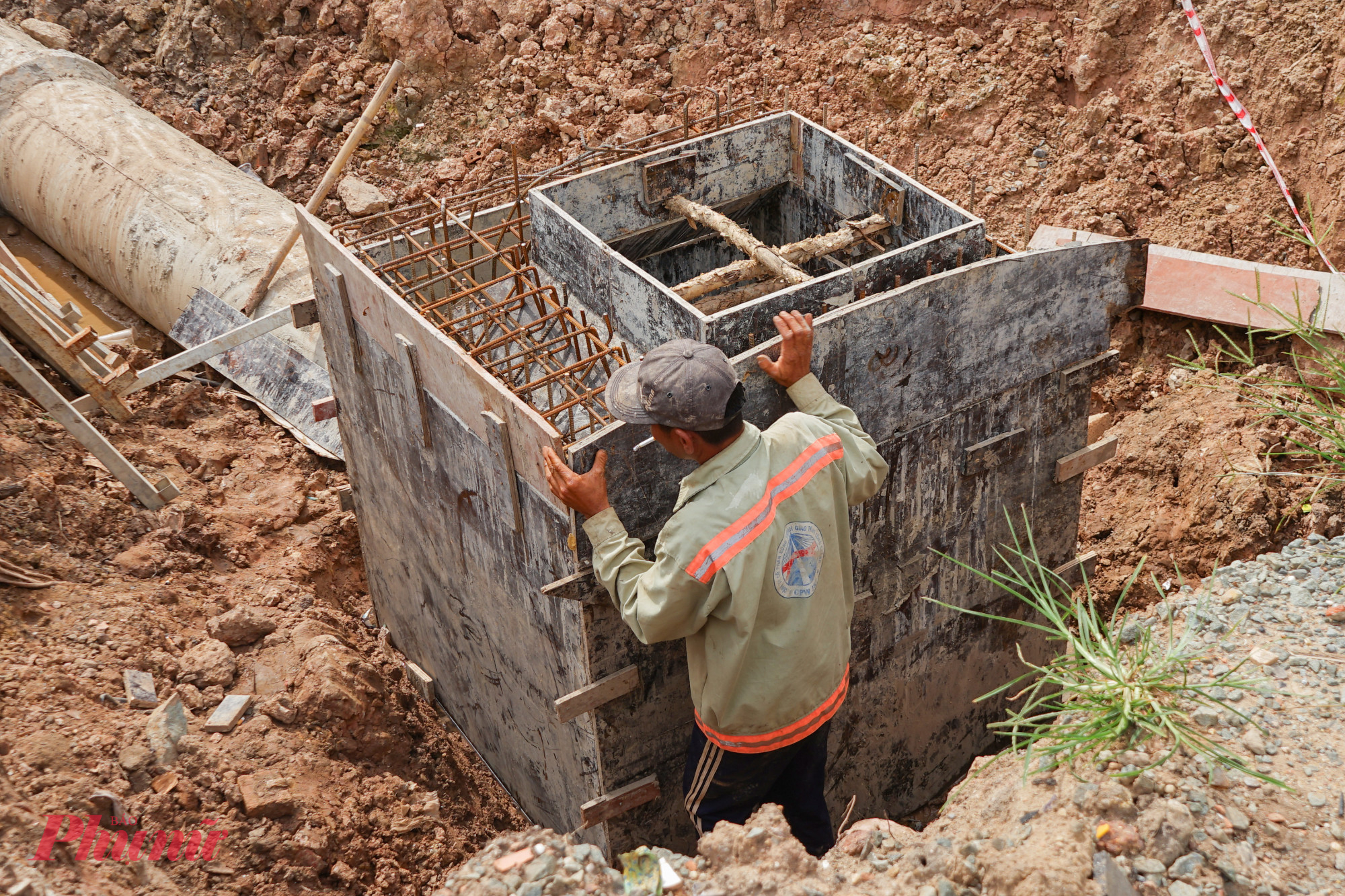 Sau 2 năm thi công (khởi công tháng 2/2023) hạng mục xây dựng bờ kè thuộc dự án xây dựng hạ tầng và cải tạo môi trường kênh Tham Lương - Bến Cát - rạch Nước Lên đã đạt hơn 70% khối lượng thi công.