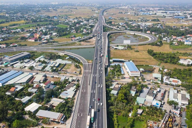 Siêu nút giao Mỹ Yên - đầu mối giao thông quan trọng của cả miền Nam đang được khẩn trương thi công. Đây là điểm kết nối 3 tuyến đường trọng điểm của cả miền Nam, gồm cao tốc TP.HCM - Trung Lương, Bến Lức - Long Thành và vành đai 3 TP.HCM. Khi hoàn thành, nút giao sẽ tạo nên những 