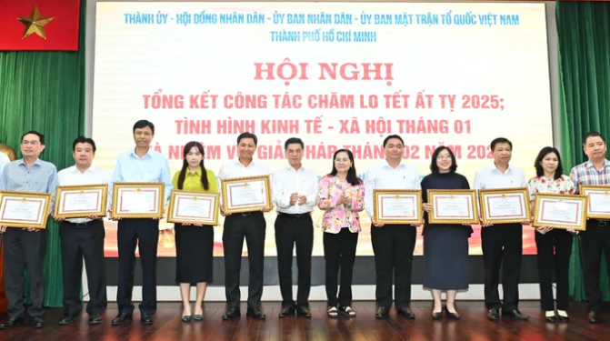 Chủ tịch HĐND TPHCM Nguyễn Thị Lệ cùng Phó Chủ tịch UBND TPHCM Nguyễn Văn Dũng trao Bằng khen của Chủ tịch UBND TPHCM đến các tập thể có thành tích xuất sắc trong công tác chăm lo Tết Nguyên đán 2025. Ảnh: VIỆT DŨNG