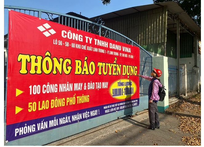 Người lao động tham khảo thông tin tuyển dụng trong Khu chế xuất Linh Trung 1 ngày 4.2