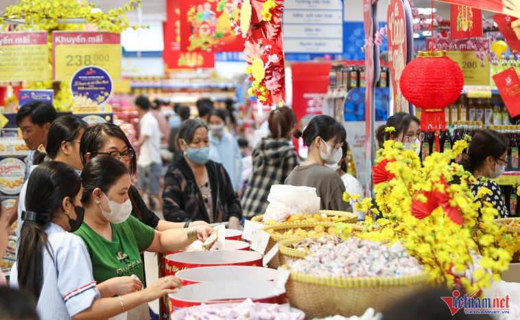 Không khí mua sắm dịp Tết Nguyên đán Ất Tỵ 2025 bên trong một siêu thị tại TPHCM. Ảnh: Đào Phương