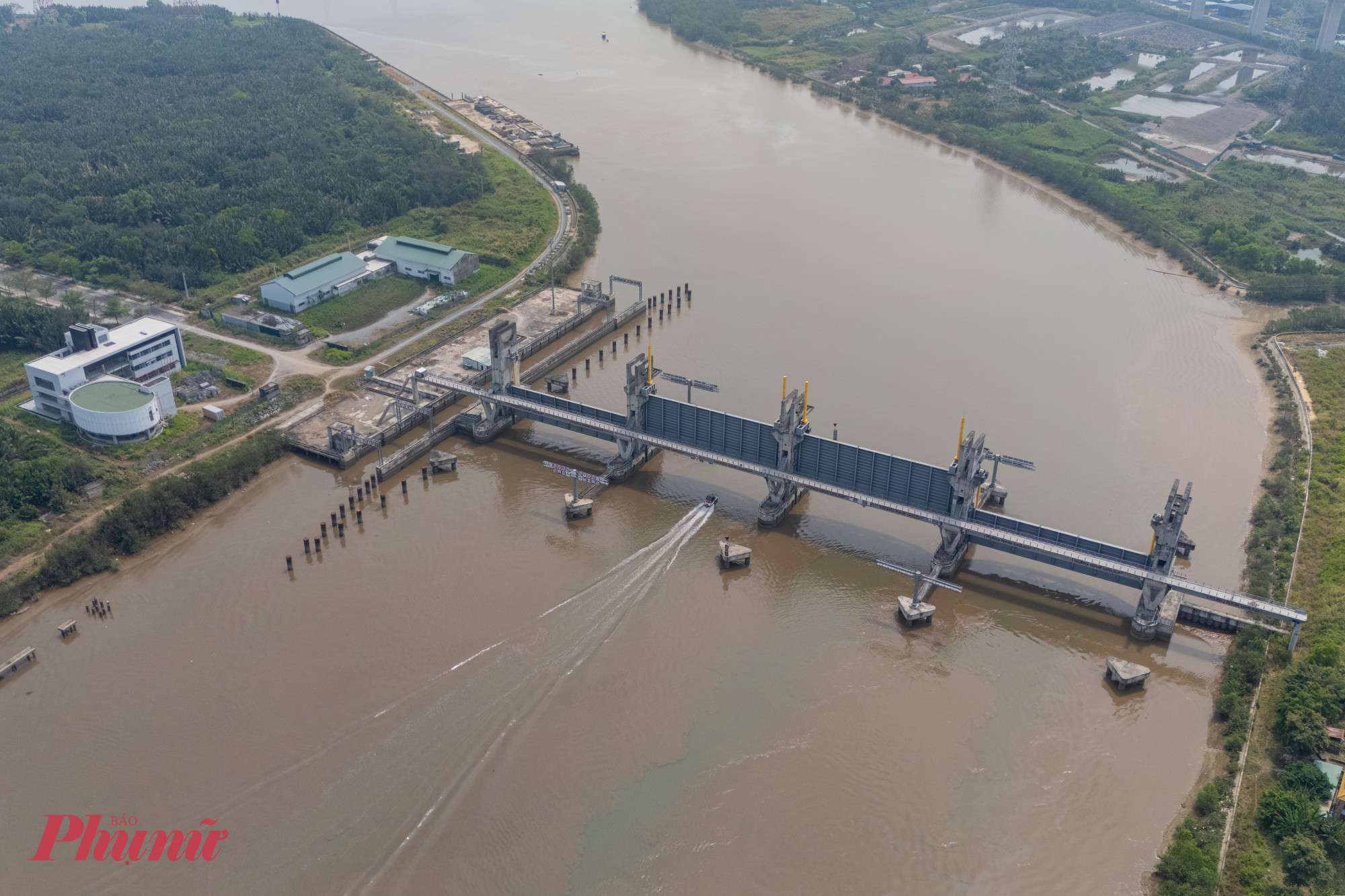 Là cống ngăn triều lớn nhất trong 6 cống ngăn triều của dự án, cống ngăn triều Mương Chuối (huyện Nhà Bè) hiện đã đạt 96% khối lượng.