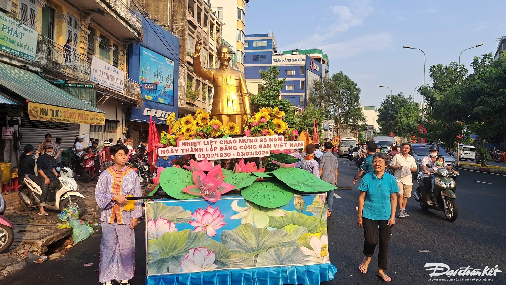 Từ 16h30, đoàn diễu hành nghệ thuật đường phố bắt đầu khởi hành, thu hút các hội quán người Hoa và nhiều đoàn lân sư rồng. Ảnh: Hồng Phúc.