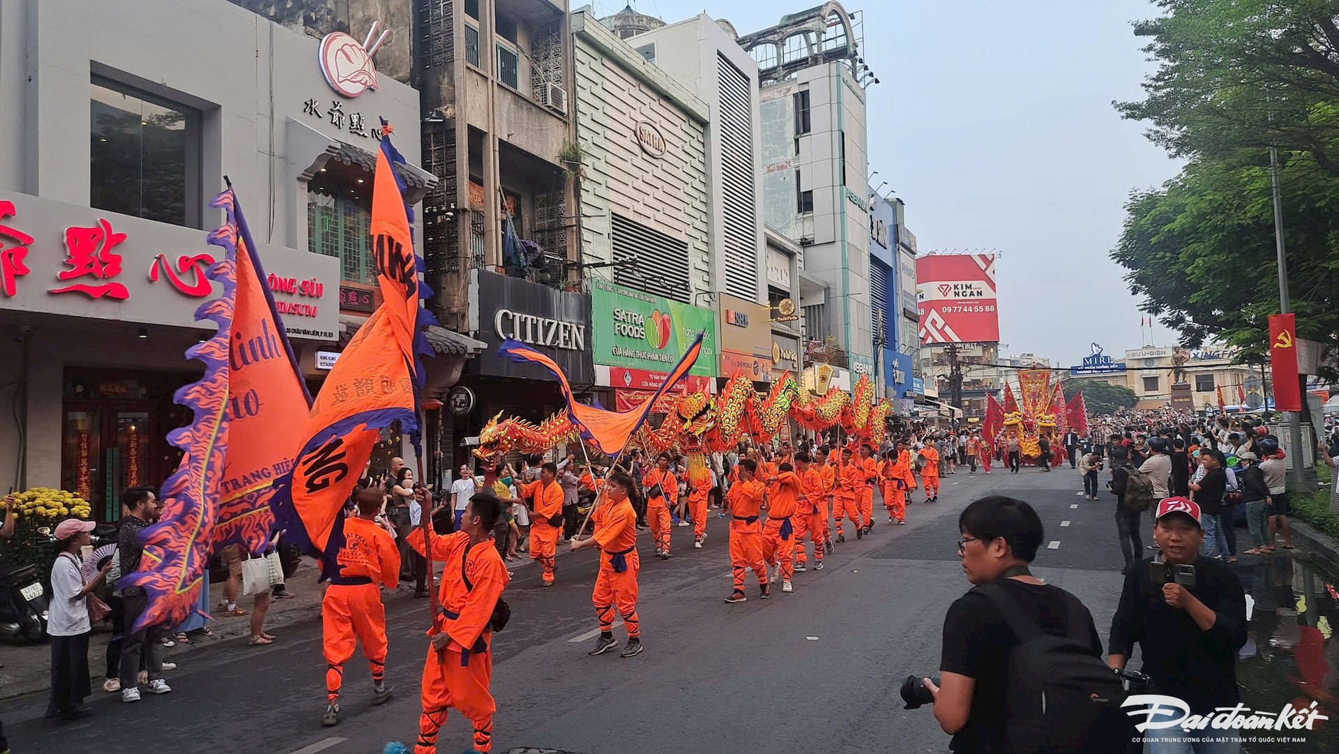 Một đoàn lân sư rồng của các Hội quán người Hoa tham gia diễu hành Tết Nguyên tiêu. Ảnh: Hồng Phúc.