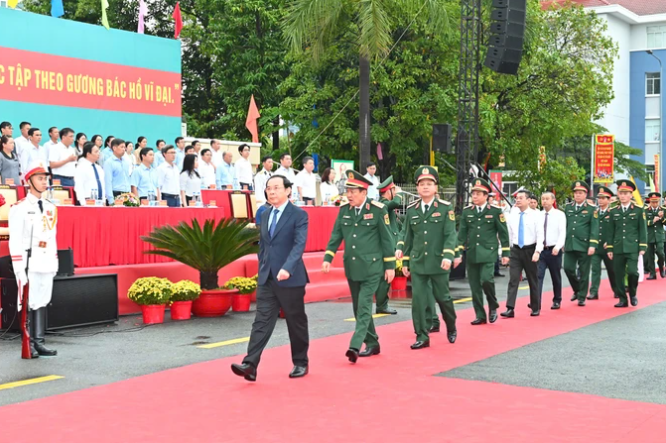 Bí thư Thành ủy TPHCM Nguyễn Văn Nên dự lễ giao, nhận quân điểm của TPHCM tại quận 7. Ảnh: VIỆT DŨNG