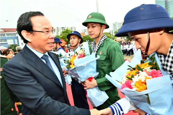 Bí thư Thành uỷ TPHCM Nguyễn Văn Nên thăm hỏi, động viên tân binh lên đường nhập ngũ. Ảnh: VIỆT DŨNG