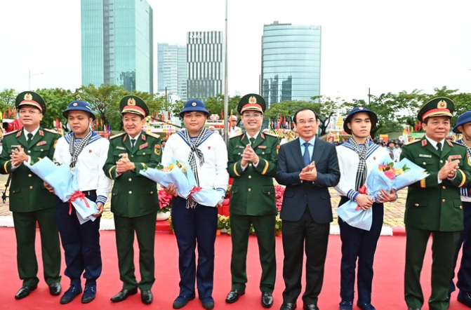 Bí thư Thành uỷ TPHCM Nguyễn Văn Nên thăm hỏi, động viên tân binh lên đường nhập ngũ. Ảnh: VIỆT DŨNG