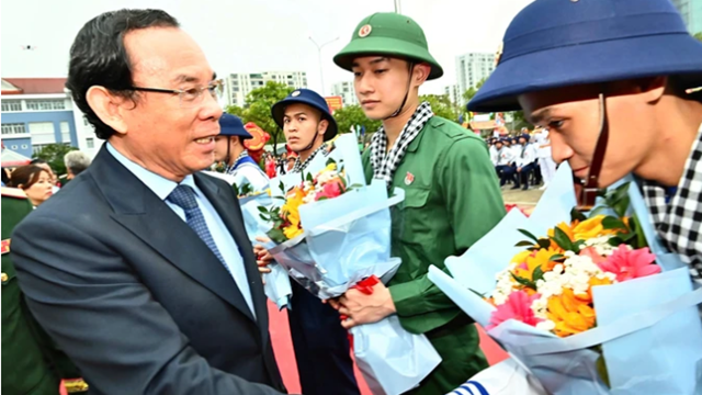 Bí thư Thành ủy TPHCM Nguyễn Văn Nên động viên thanh niên lên đường nhập ngũ