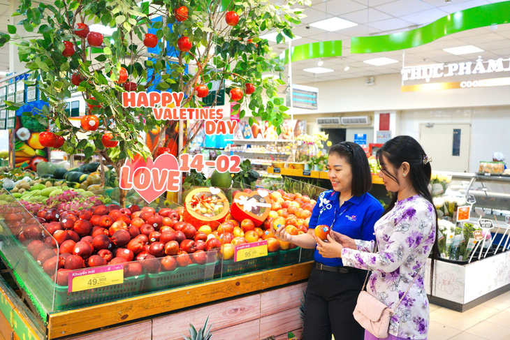 Hộp quà trái cây tình yêu lên kệ siêu thị dịp Valentine - Ảnh: NHẬT XUÂN