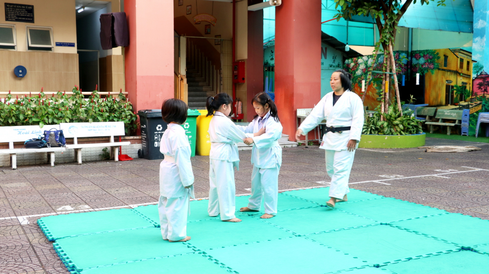 Học sinh Trường tiểu học Đặng Trần Côn (quận 4) tập luyện ở câu lạc bộ võ thuật sau giờ học