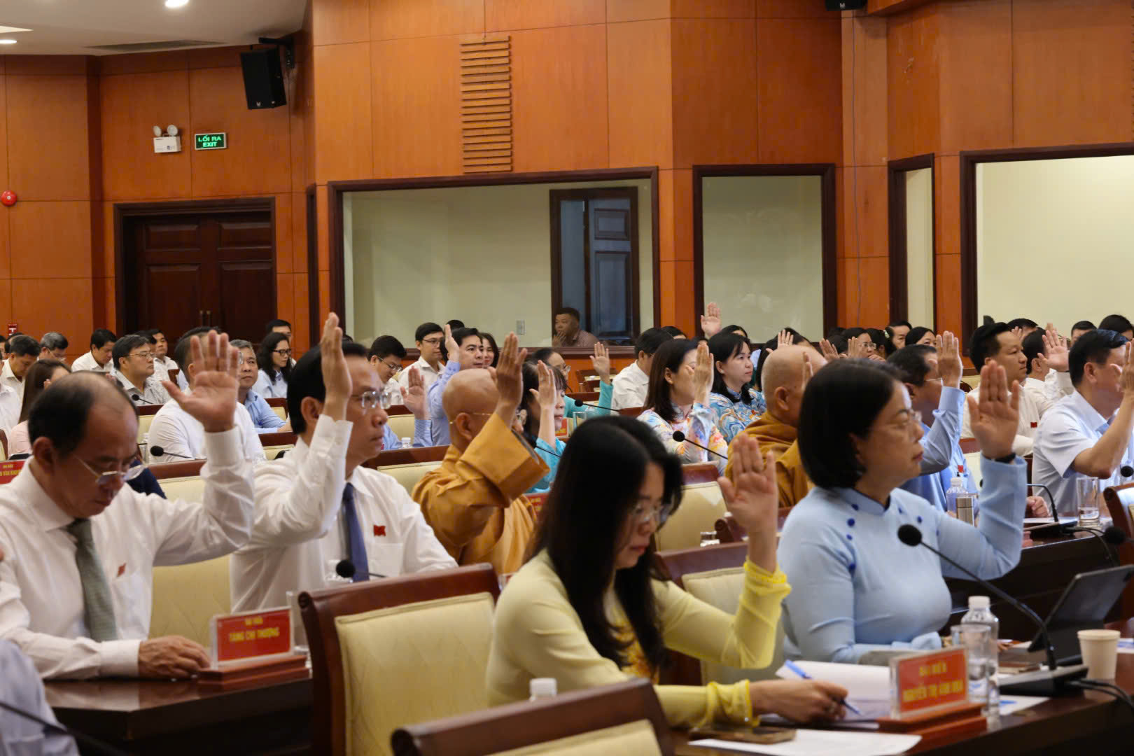 Các đại biểu HĐND TP. HCM biểu quyết thông qua nghị quyết thành lập các cơ quan chuyên môn của UBND TP.HCM. 