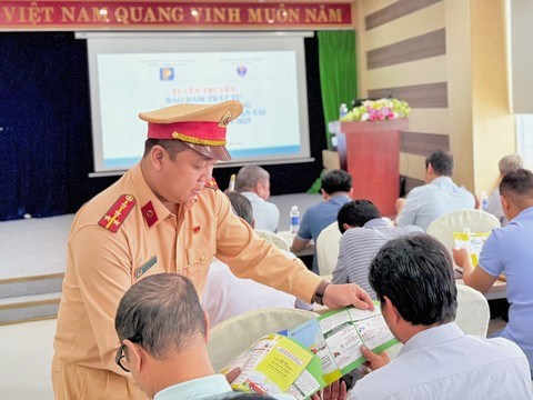 Người dân cần tìm hiểu kỹ trước khi thay đổi giấy phép lái xe