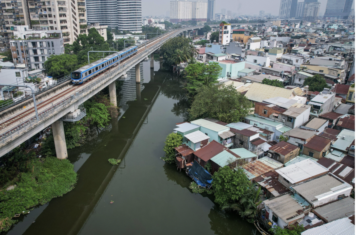 TP.HCM đặt mục tiêu đến năm 2030 sẽ di dời gần 40.000 căn nhà trên và ven kênh rạch ẢNH: NHẬT THỊNH