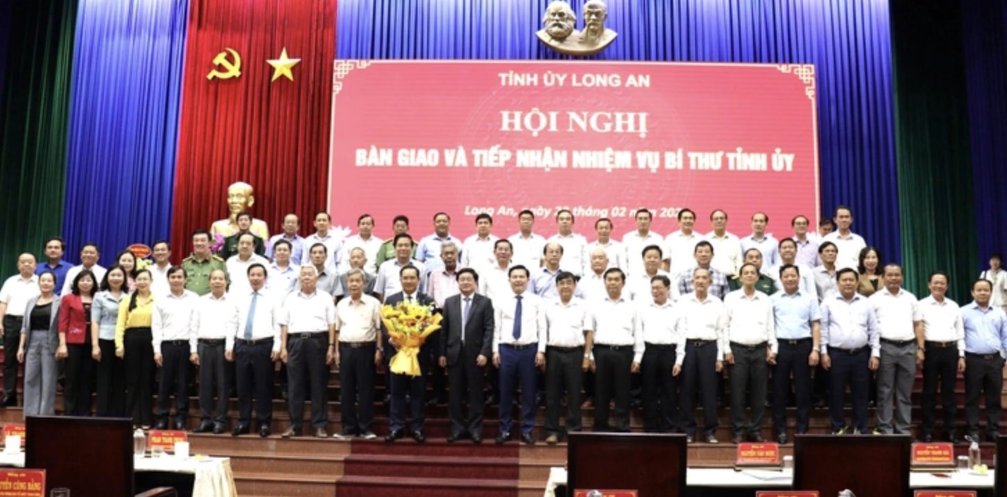 Ông Nguyễn Văn Được chụp hình lưu niệm với các lãnh đạo tỉnh Long An - Ảnh: AN LONG