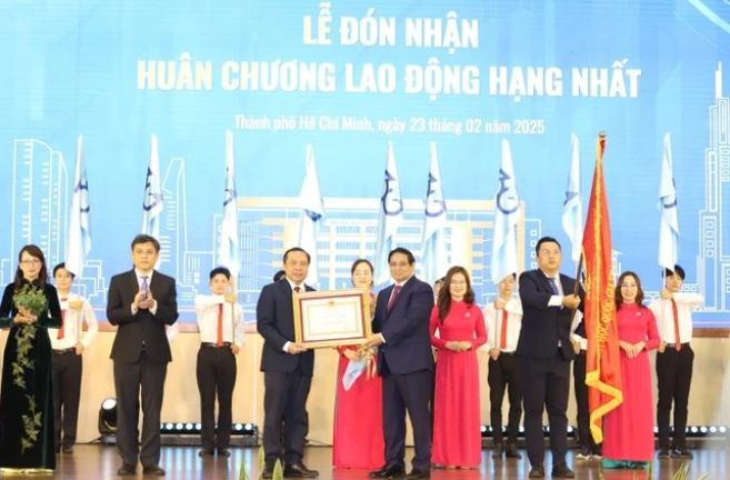 Thủ tướng Phạm Minh Chính trao Huân chương Lao động hạng Nhất của Chủ tịch nước tặng ĐHQG TP.HCM. Ảnh: Ngô Tùng.