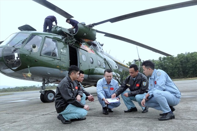 Thượng tá Trần Minh Phú - Phó Trung đoàn trưởng Quân huấn Trung đoàn 916 (thứ hai từ phải qua) trao đổi phương án bay với một tổ bay trước ngày cơ động chuyển sân.