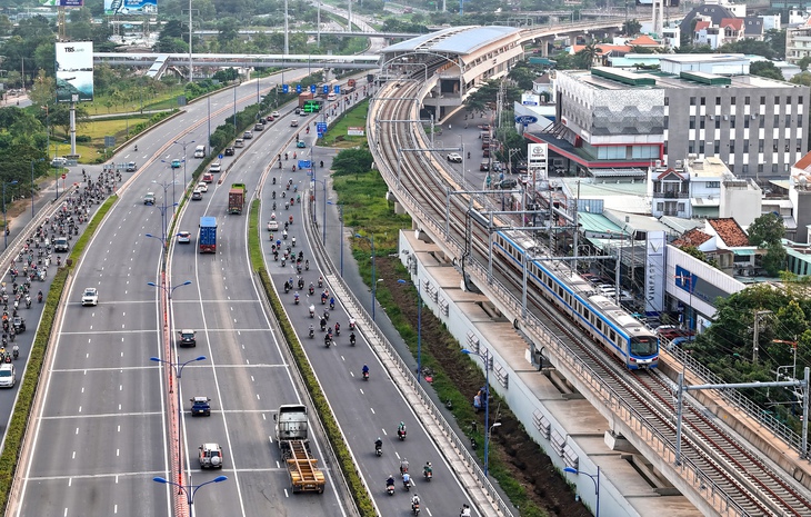 Metro số 1 đoạn trên cao qua TP Thủ Đức - Ảnh: CHÂU TUẤN