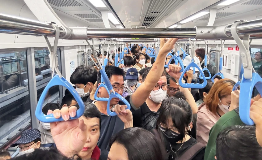 Hình ảnh metro số 1 đông đúc ngày 25-2.