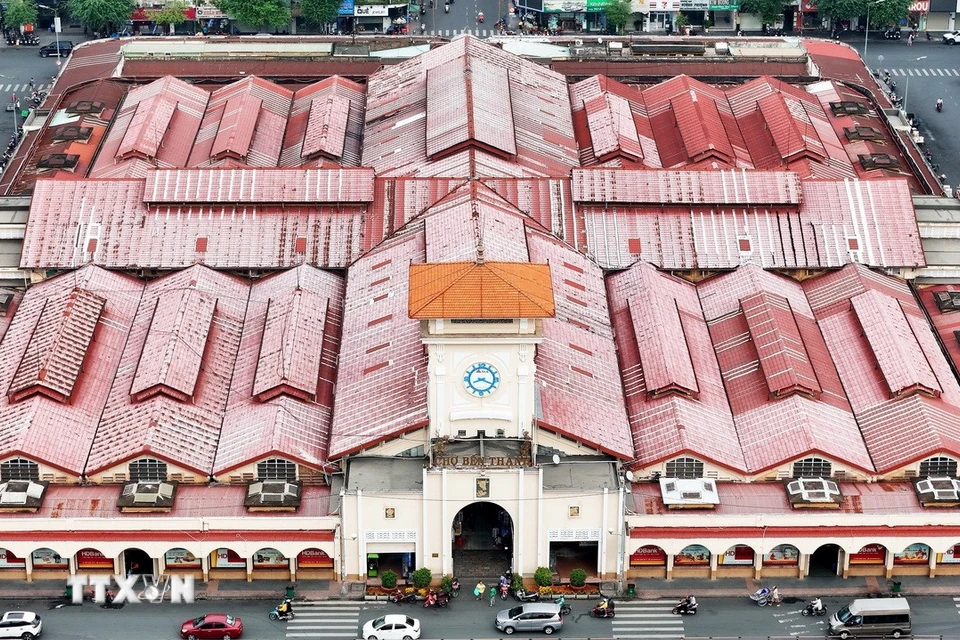 Chợ Bến Thành là một trong những công trình kiến trúc Sài Gòn còn sót lại từ thời Pháp thuộc, đã trở thành biểu tượng văn hóa du lịch của Thành phố Hồ Chí Minh. (Ảnh: Hồng Đạt/TTXVN)