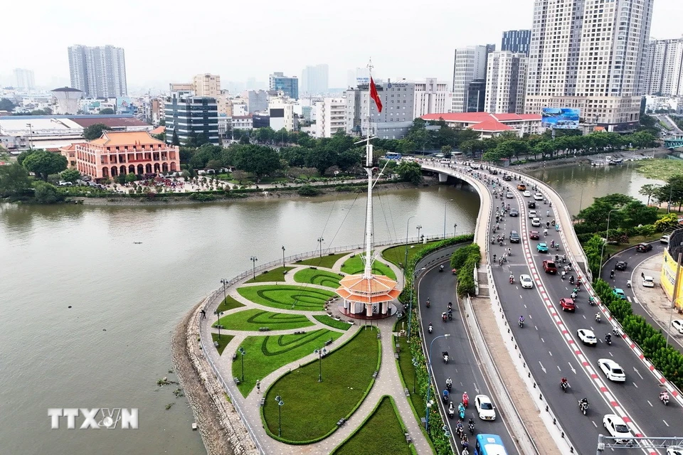 Bến Nhà Rồng nằm bên sông Sài Gòn, nối với quận 1 bằng cầu Khánh Hội. (Ảnh: Hồng Đạt/TTXVN)