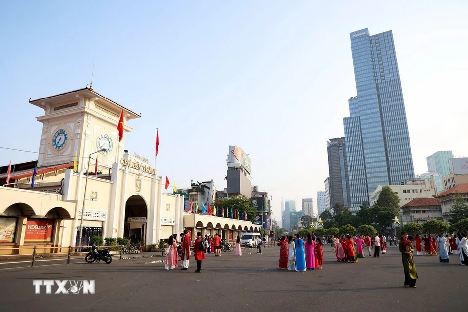 Chợ Bến Thành là điểm check-in cho người dân và khách du lịch mỗi dịp Tết đến Xuân về. (Ảnh: Hồng Đạt/TTXVN)