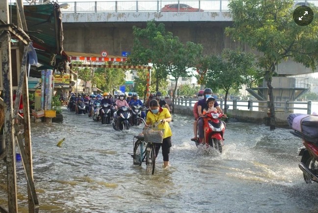 Đường Trần Xuân Soạn (quận 7, TP.HCM) bị ngập do triều cường. Ảnh: Hữu Huy.